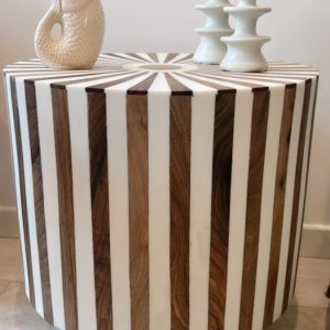 Table artisanal en résine et bois de noyer